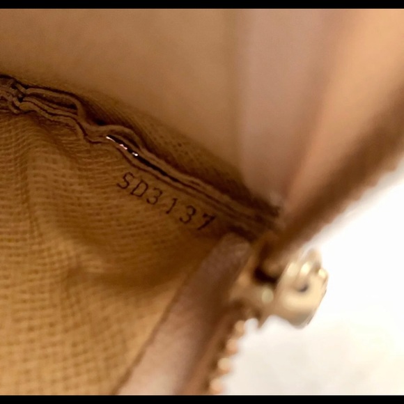 Louis Vuitton White Azur keychain pouch
Authentic - Picture 12 of 14